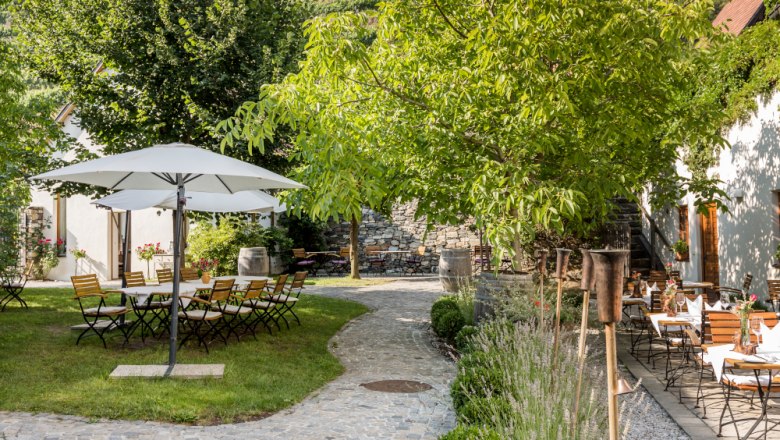 Weingut Nigl Innenhof mit Burgblick, © Weingut Nigl GmbH Weingut Nigl Innenhof mit Burgblick, © Weingut Nigl GmbH