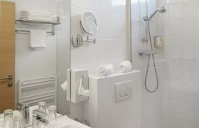 Arion Airport Hotel, © Arion Hotel Modernes Hotelbad mit Dusche, Waschbecken und Toilette.