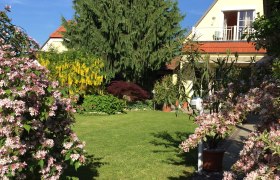Das Gästehaus mit Garten, © Gästehaus am Steindl gepflegter Garten mit Blumen vor dem Gästehaus