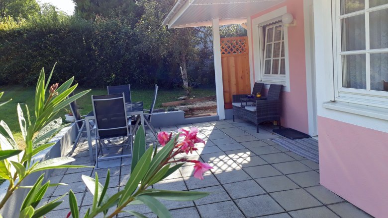 Terrasse, © Barbara Muck Terrasse mit Gartenmöbeln und rosa Hausfassade.