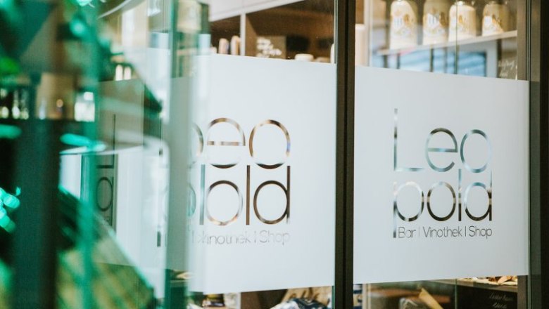 Vinothek Eingang, © Vinothek Leopold Eingang zur Vinothek mit dem Schriftzug 'Leopold Bar Vinothek Shop' auf der Glastür.