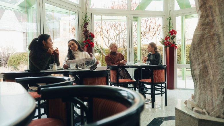 Winter, Wiener Alpen in Niederösterreich, Konditorei Nöbauer, Reichenau an der Rax, © Niederösterreich Werbung/friendship.is/Ian Ehm In der gemütlichen Atmosphäre der Konditorei Nöbauer genießen die Gäste köstliche Leckereien und anregende Gespräche. Die großen Fenster bieten einen herrlichen Blick auf die winterliche Landschaft der Wiener Alpen, während die warmen Farben des Interieurs eine einladende Stimmung schaffen.