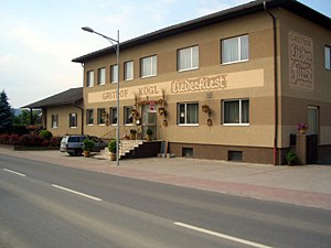 Hausansicht, © Gasthof Kögl Zweistöckiges Gebäude mit der Aufschrift 'Gasthof Kögl'.