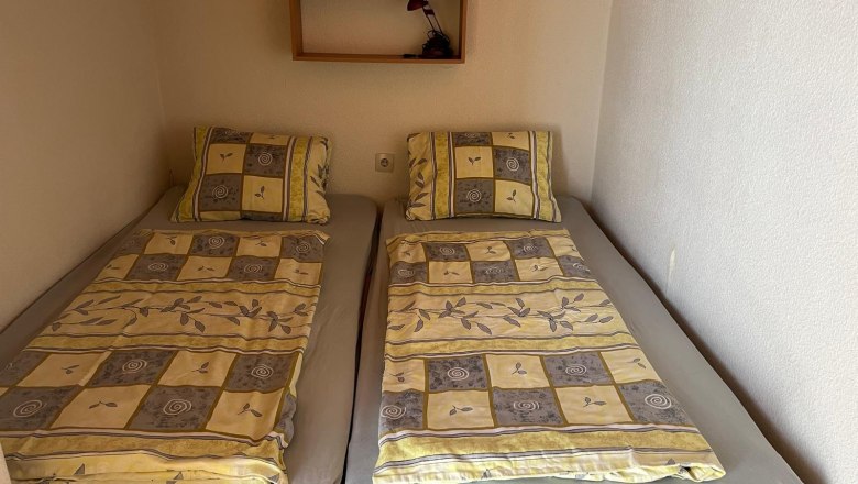 Ferienwohnungen Riedl, © Familie Riedl Zwei Einzelbetten mit gemusterten Bettdecken in einem kleinen Zimmer.