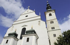 Dom der Wachau, © Gregor Semrad Frontansicht des Doms der Wachau mit blauem Himmel im Hintergrund.