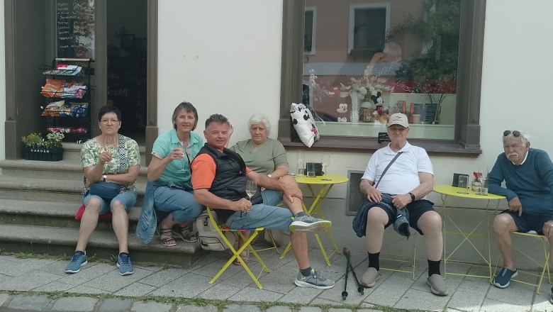 Sitzgelegenheiten vor der Vinothek Marktcafe Weinsusi, © Susanne Fitzner Sitzgelegenheiten vor der Vinothek Marktcafe Weinsusi, © Susanne Fitzner