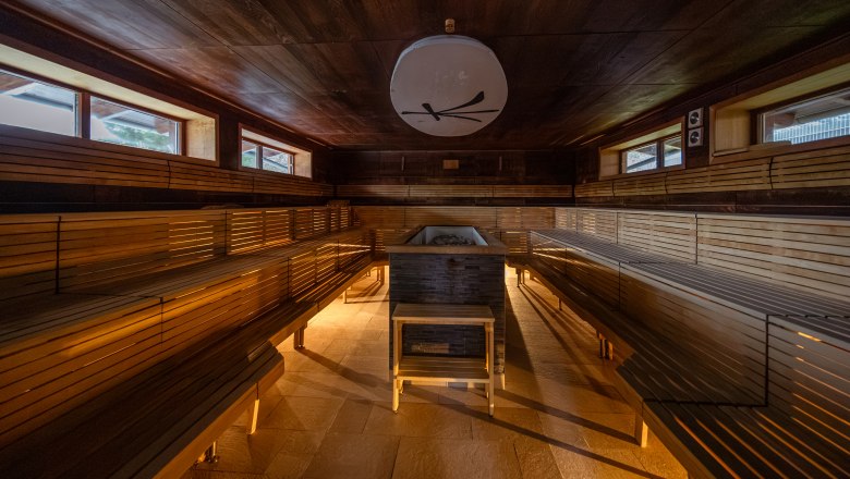 Hotel & Spa Linsberg Asia, © Niederösterreich Werbung / Maximilian Pawlikowsky Innenansicht einer Sauna mit Holzbänken und zentralem Ofen.