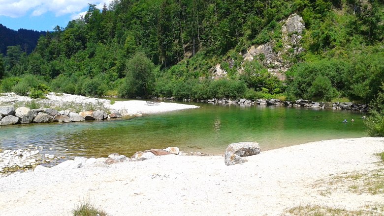 Flussbad an der Ybbs, © Flussbad an der Ybbs Flussbad an der Ybbs mit grünem Wasser und Kiesstrand, umgeben von bewaldeten Hügeln.