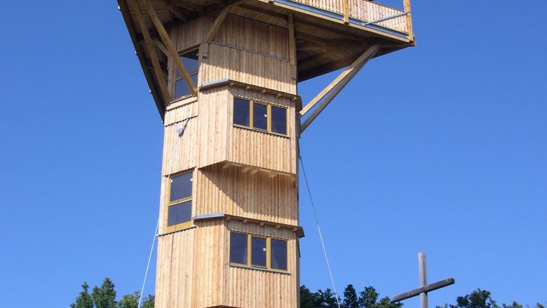 Buchbergwarte, © Tourismusgemeinschaft Buchberg p.A. Gemeindeamt Maria Anzbach Holzturm Buchbergwarte mit Kreuz daneben, blauer Himmel.