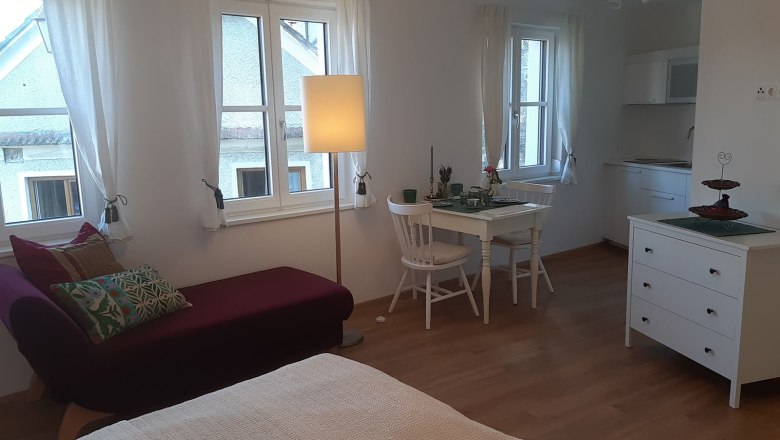 Apartment Federspiel, © Familie Heinzl Helles Apartment mit Sofa, Esstisch und Küchenzeile.