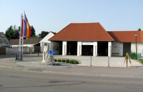 Ziegelmuseum in Ziersdorf, © F. Damköhler Außenansicht des Ziegelmuseums in Ziersdorf mit roten Dachziegeln und Flaggen.