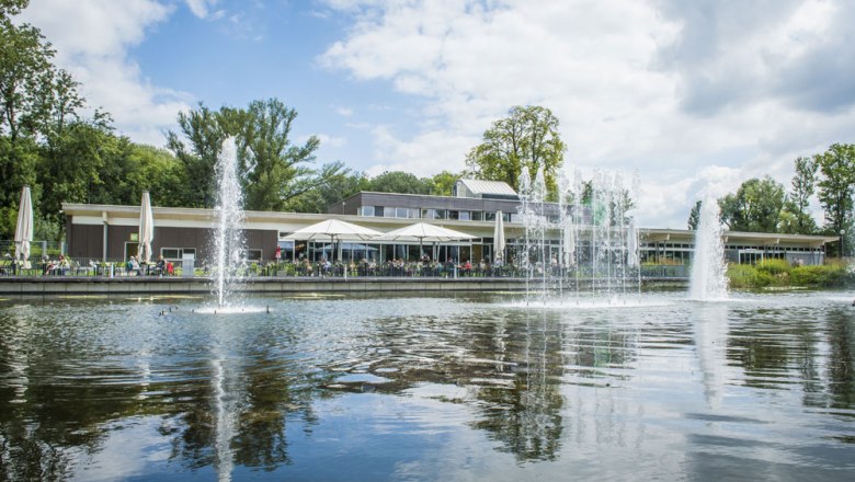 TD-GARTEN TULLN Springbrunnen, © Robert Herbst Springbrunnenfontänen kommen aus dem Seerosenteich direkt vor dem Restaurant heraus