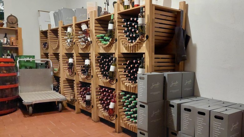 Winzerhof Semmler, © Winzerhof Semmler Weinkeller mit Regalen voller Weinflaschen und gestapelten Kartons.