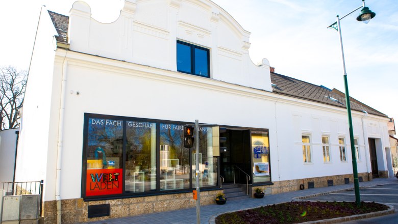 Hacker Haus, © Harald Wrede Ein weißes Gebäude mit Schaufenstern