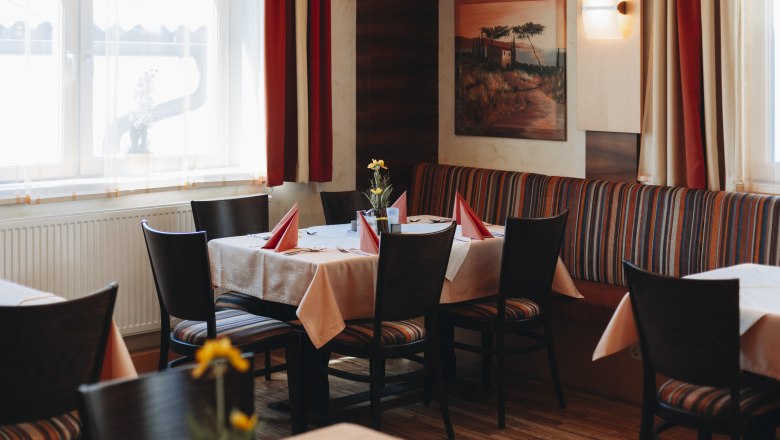 Einkehren in Arbesbach, © Niederösterreich Werbung/David Schreiber Gemütliches Restaurant mit gedecktem Tisch, roten Servietten und Blumen.