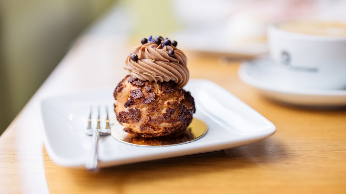 Café Emmi: ausgzeichneter Kaffee und hauseigene Patisserie, © Niederösterreich Werbung/Mara Hohla Süßspeise und Kaffee im Cafe Emmi