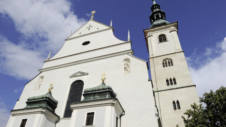 Dom der Wachau, © Gregor Semrad Frontansicht des Doms der Wachau mit blauem Himmel im Hintergrund.