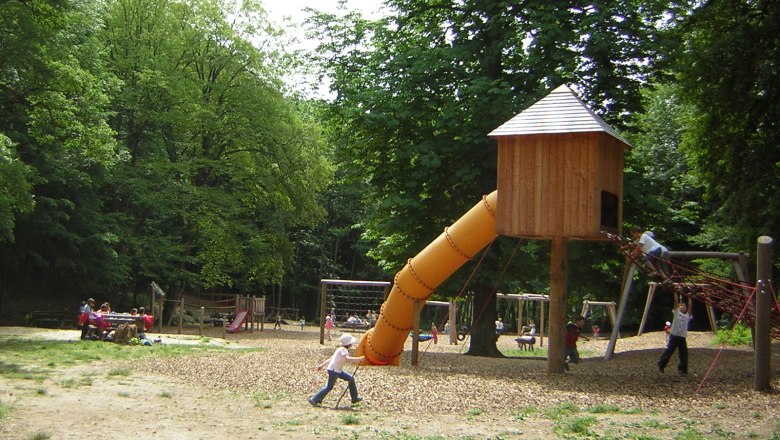 Naturpark Sparbach, © Naturpark Sparbach Spielplatz im Naturpark Sparbach mit Rutsche und Klettergerüst.