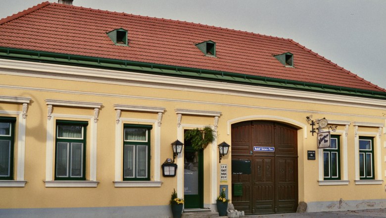Gasthaus-Reif-Aussenansicht, © Rudolf Köckeis Außenansicht eines gelben Gasthauses mit roten Dachziegeln und grünen Fensterrahmen.