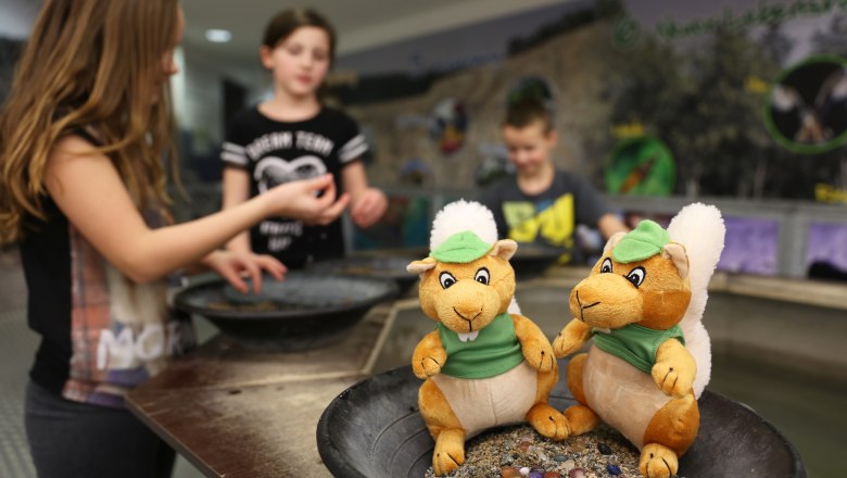 kids space Edelsteinwaschen, © kids space gars kids space Edelsteinwaschen, © kids space gars