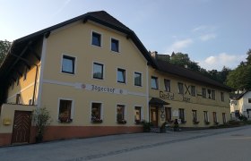 Gasthof Jäger - Jägerhof, © Roman Zöchlinger Gelbes Gebäude mit der Aufschrift 'Gasthof Jäger' und 'Jägerhof'.