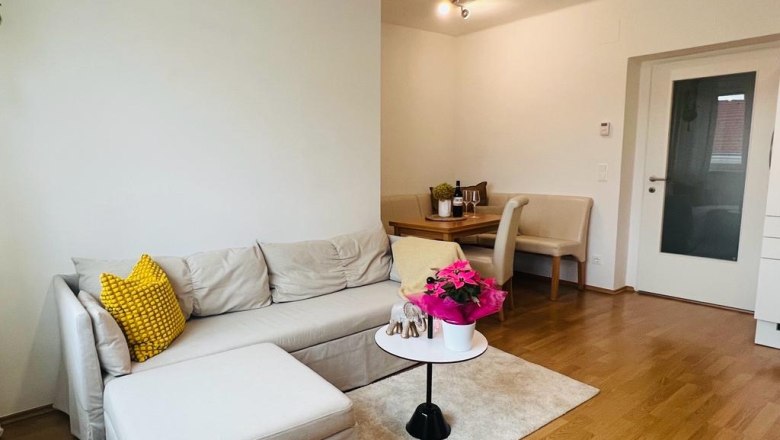 Wohn- Essbereich Ferienwohnung Café Frau Tinz, © Martina Lechner Moderner Wohn- und Essbereich mit Sofa, Tisch und Stühlen.