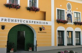 Gästehaus Winglhofer in Gars am Kamp, © Roman Zöchlinger Gelbes Gästehaus mit grüner Tür und Blumenkästen.