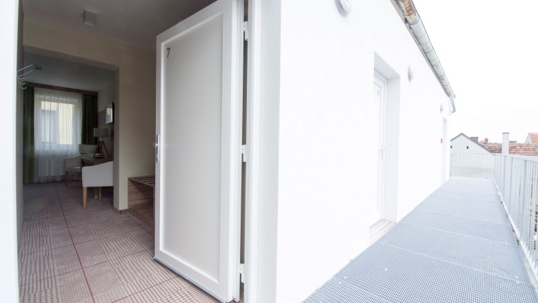 Zugang zum Zimmer außen, © Miguel Dieterich Zugang zum Zimmer außen, © Miguel Dieterich