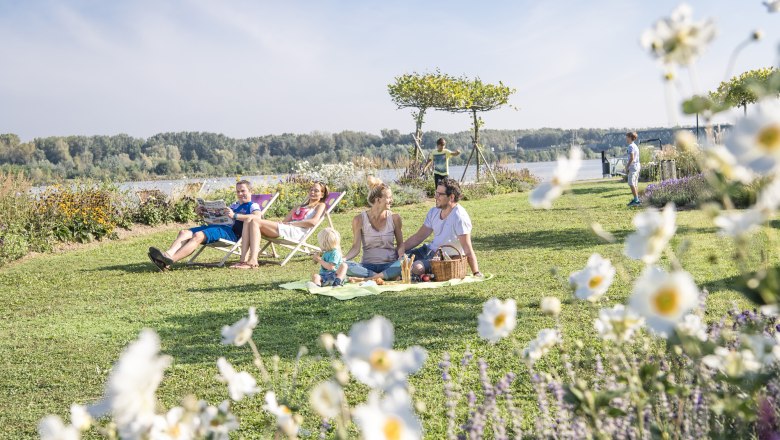 Donaulände Tulln, © Stadtgemeinde Tulln- Robert Herbst Blühender Garten und Inseln zum sitzen besucht von Gästen auf Picknickdecken