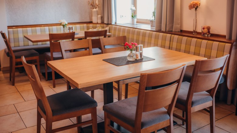 Helles Gastzimmer zum Wohlfühlen, © Niederösterreich Werbung/Daniela Führer Gemütliches Restaurant mit Holztischen und gepolsterten Sitzbänken.
