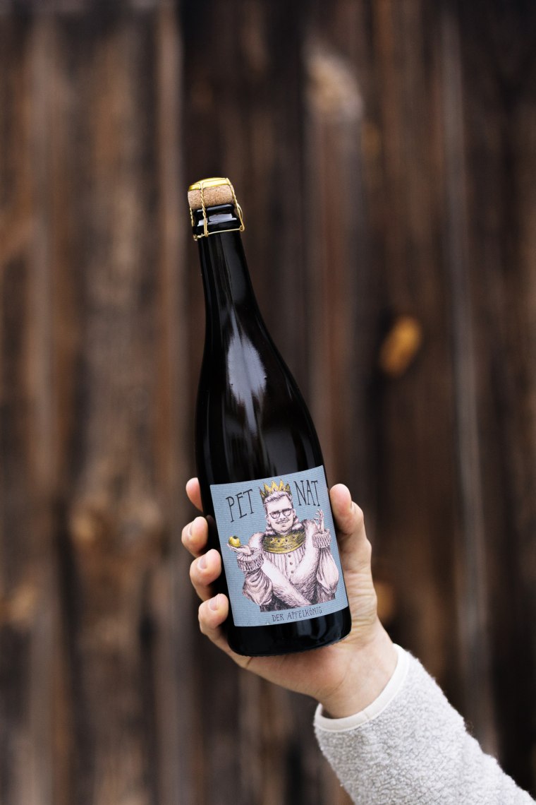 Etiketten sind St. Pöltner Künstlerin Linda Partaj, © Niederösterreich Werbung/Mara Hohla Flasche Apfelkönig mit Etikettengestaltung von St. Pöltner Künstlerin Linda Partaj