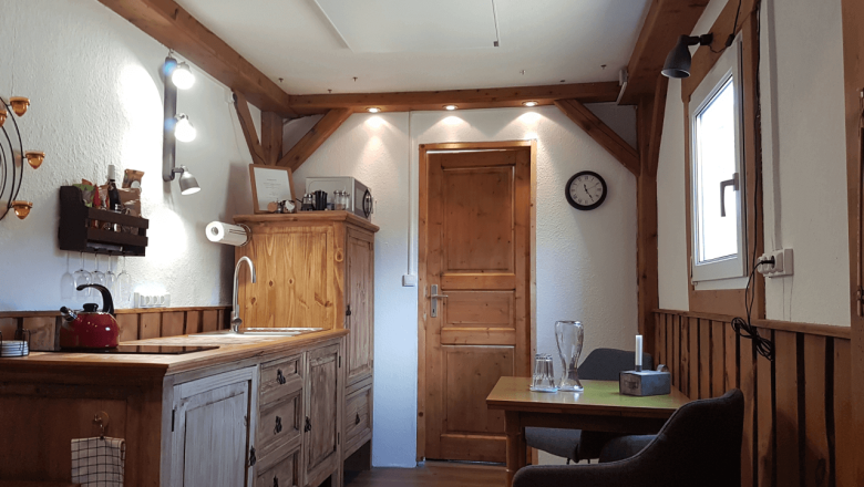 Küche mit Cerankochfeld, Kühlschrank und Mikrowelle im Tiny House Living Legends, © Edermühle Küche mit Cerankochfeld, Kühlschrank und Mikrowelle im Tiny House Living Legends, © Edermühle