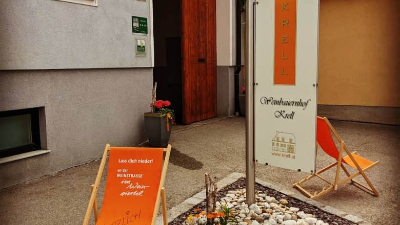 Weingut Krell, © Weingut Krell Eingang zum Weingut Krell mit Liegestühlen und Blumen.