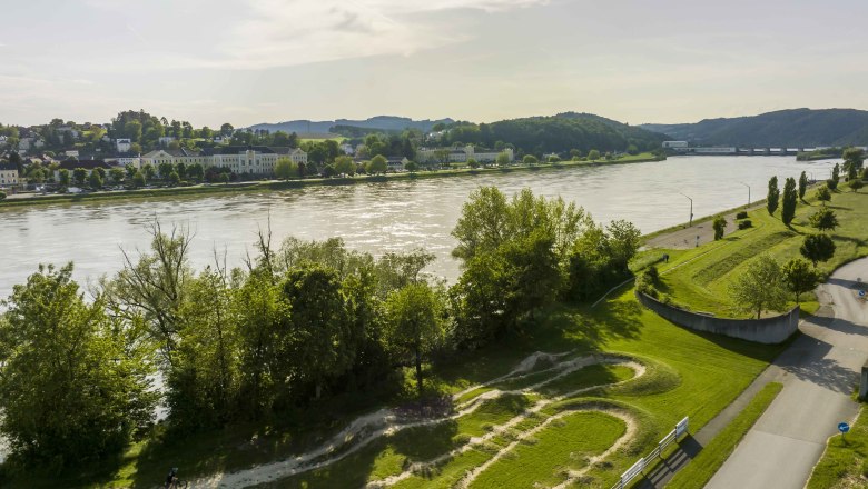 Bikearena Persenbeug-Gottsdorf Luftaufnahme, © Robert Herbst Luftaufnahme der Bikearena Persenbeug-Gottsdorf mit Fluss und umliegender Landschaft.