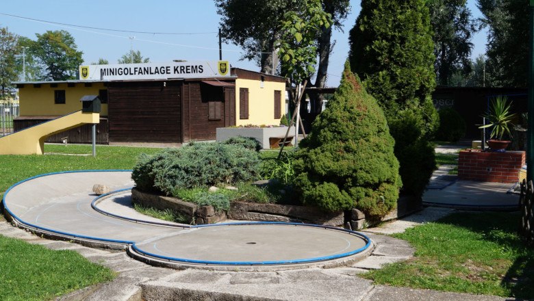Minigolf Bahnengolfclub Krems-Wachau, © BGCKW Minigolfanlage in Krems mit Grünflächen und Gebäuden im Hintergrund.