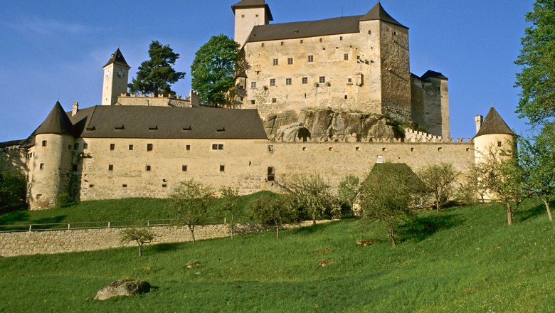 Marktgemeinde Rappottenstein, © Marktgemeinde Rappottenstein Burg Rappottenstein auf einem Hügel mit grüner Wiese im Vordergrund.