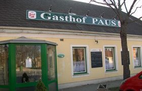 Aussenansicht, © ©Gasthof Paus Außenansicht eines Gasthofs mit gelber Fassade und grünem Schild 'Gasthof Paus'.