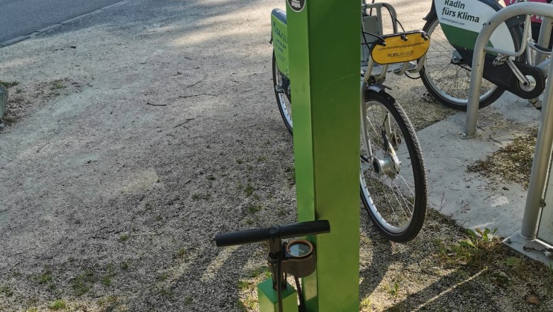 Radservicestation DIE GARTEN TULLN, © DIE GARTEN TULLN Grüne Radservicestation mit Werkzeug und Luftpumpe in Tulln.