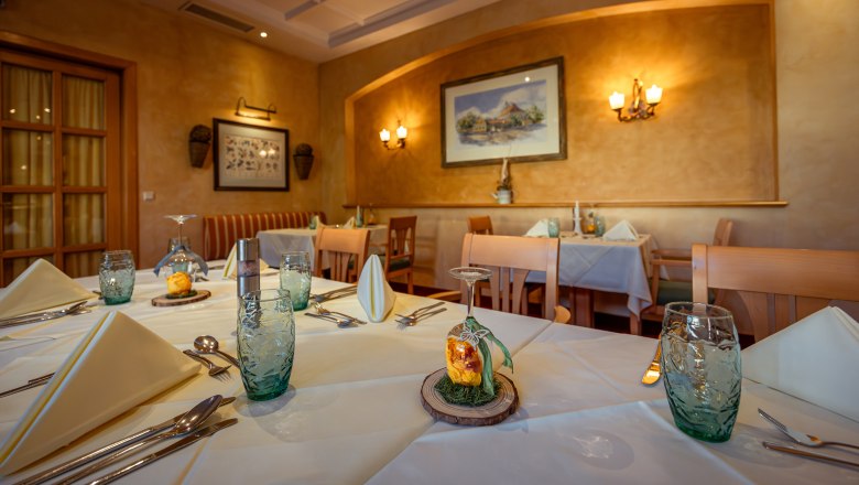 Landgut & SPA Althof Retz, © Niederösterreich Werbung / Maximilian Pawlikowsky Elegantes Restaurant mit gedeckten Tischen, weißen Tischdecken und dekorativen Gläsern.