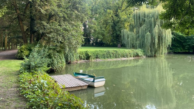 Gartenteich, Veranstaltungsschloss Margarethen am Moos, © Veranstaltungsschloss Margarethen am Moos Gartenteich mit Boot und Anlegestelle