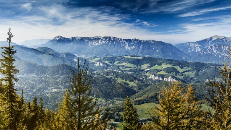 Ausblick vom Sonnwendstein, © Niederösterreich Werbung, Michael Liebert Panoramablick vom Sonnwendstein auf bewaldete Hügel und Berge unter blauem Himmel.