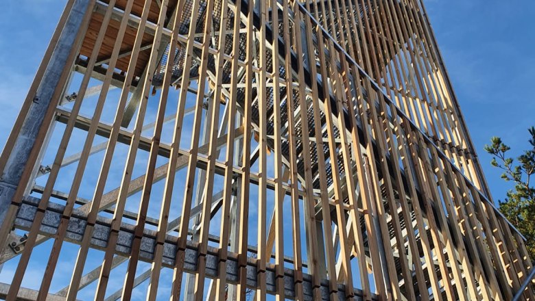 Aussichtswarte am Seekopf, © Wolfgang Gattinger Holzaussichtswarte mit blauen Himmel im Hintergrund.