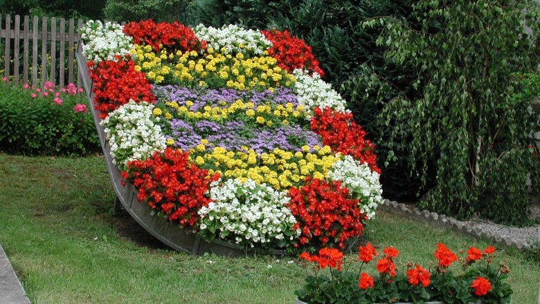 Blumenwappen, © Marktgemeinde Ferschnitz Ein Blumenbeet in Form eines Wappens mit bunten Blumen.
