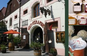 Shop, © Dorrit Schneeweiß Außenansicht eines Keramikladens mit Pflanzen und Schildern. Rechts oben Marmeladengläser, unten Keramikfiguren.