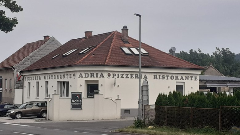 Adria Pizzeria Restaurant, © Wiener Alpen Außenansicht eines Restaurants mit der Aufschrift 'Adria Pizzeria Ristorante'.