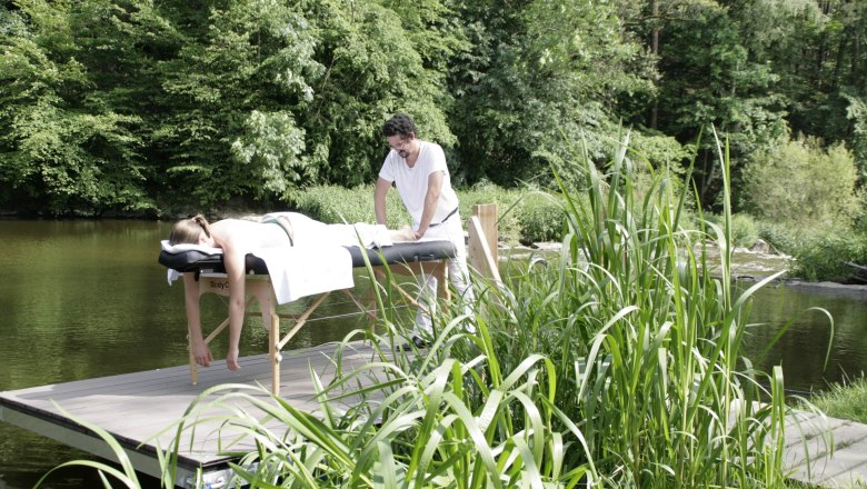 Massage am Badesteg auf der Thaya, © Hotel-Restaurant Liebnitzmühle Massage am Badesteg auf der Thaya, © Hotel-Restaurant Liebnitzmühle