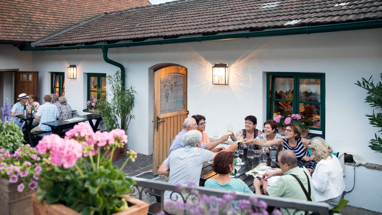 heurigen-gaeste_c_urbanushof-_-leonhard-hilzensauer, © Leonhard Hilzensauer heurigen-gaeste_c_urbanushof-_-leonhard-hilzensauer, © Leonhard Hilzensauer