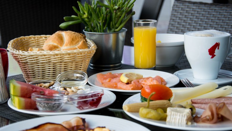 TDR-Frühstücksbuffet, © Römerhof Gedeckter Frühstückstisch