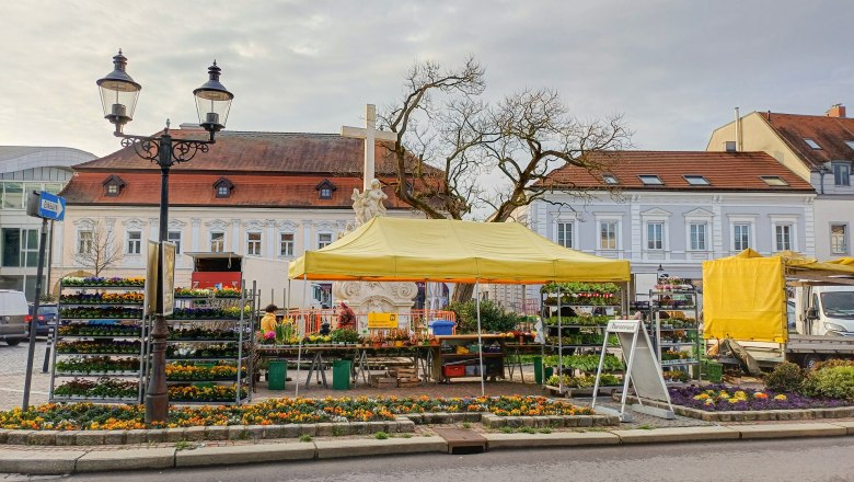Wochenmarkt Stockerau, © Johannes Ehn Wochenmarkt in Stockerau mit gelbem Zelt und Blumenständen.