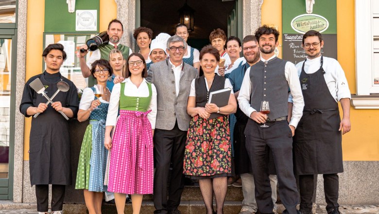 Familie Ebner und Team, © Hotel-Restaurant zur Post Das Team des Hotel Zur Post in Melk vor der Restaurant.
